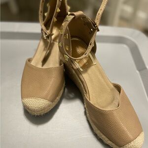 Victoria Adames wedges size 6
